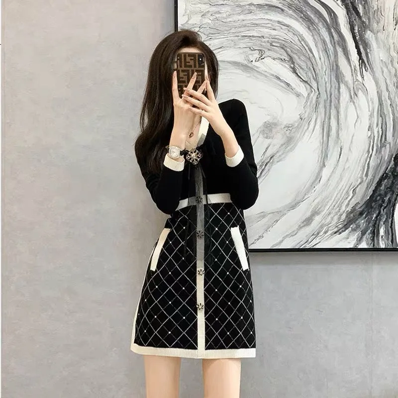 2023 new French niche knitted bottoming dress autumn and winter high-waisted slimming style long-sleeved sweater skirt (B8910)