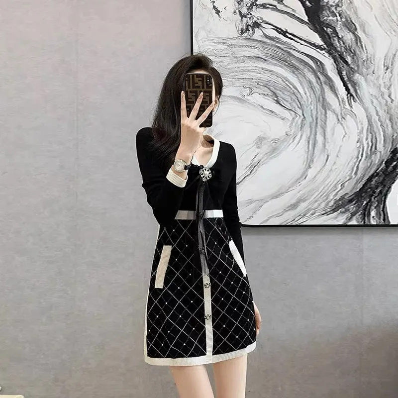 2023 new French niche knitted bottoming dress autumn and winter high-waisted slimming style long-sleeved sweater skirt (B8910)