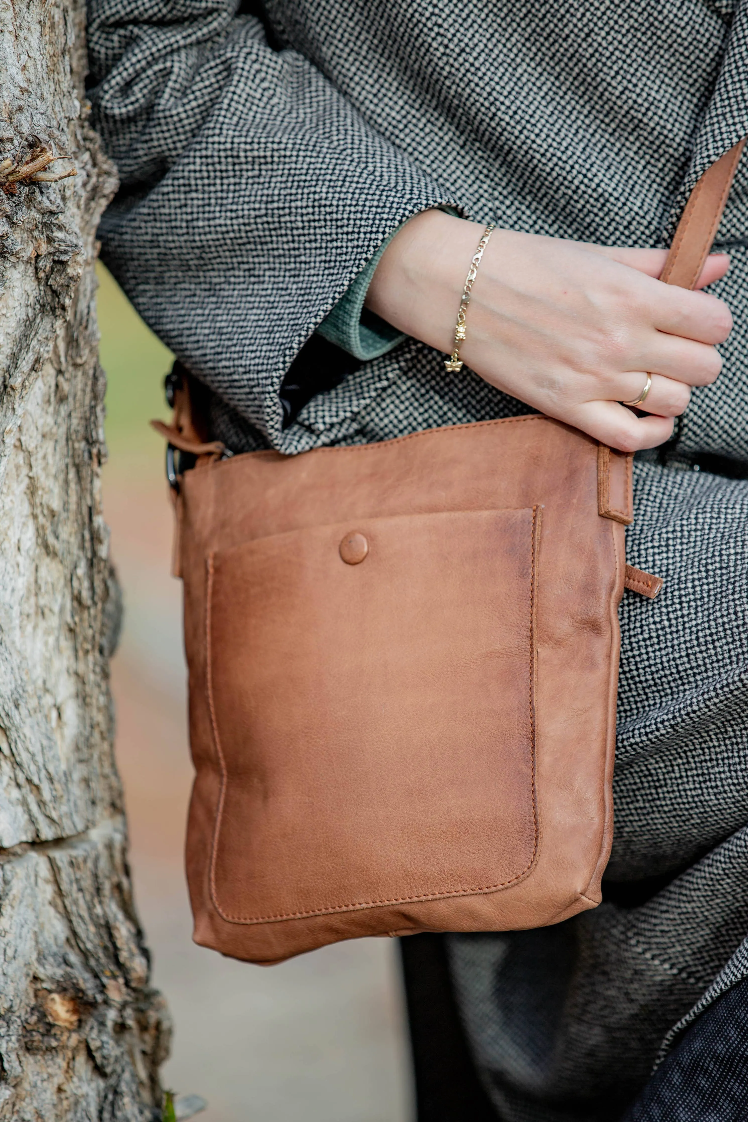 [ISABELLA] SMALL CROSSBODY BAG | SUPER SOFT NAPPA LEATHER: Mocha